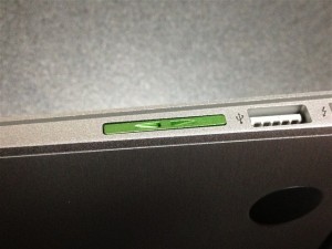Nifty MiniDrive本体をMacBookAirに挿したところ