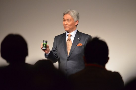 澤田道隆社長が手にしているのが新発売の『ヘルシアコーヒー』