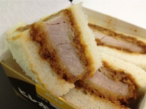 肉の万世『ヒレかつサンド』を挟んでいるパン