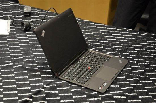 ThinkPad Helix(シンクパッド ヘリックス)のスタンドモード