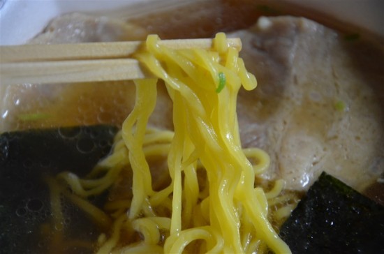 日清 焼豚ラ王 コク醤油の麺