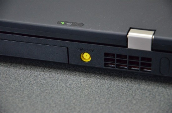 lenovo ThinkPad T530の背面右側