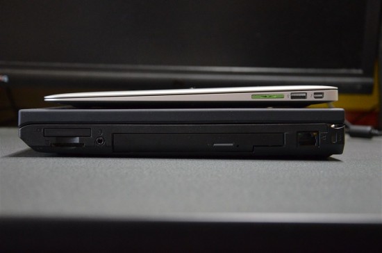 lenovo ThinkPad T530とMacBookAirの13インチの厚みを比較