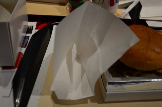 具材がタップリと入ってて若干食べにくいので、バーガーを持つ為のこの様な紙が付いています