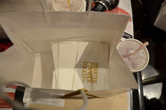 袋の中には箱に入った『ゴールドリング』と説明カードや紙ナフキン、バーガーを包む専用の紙が入っています