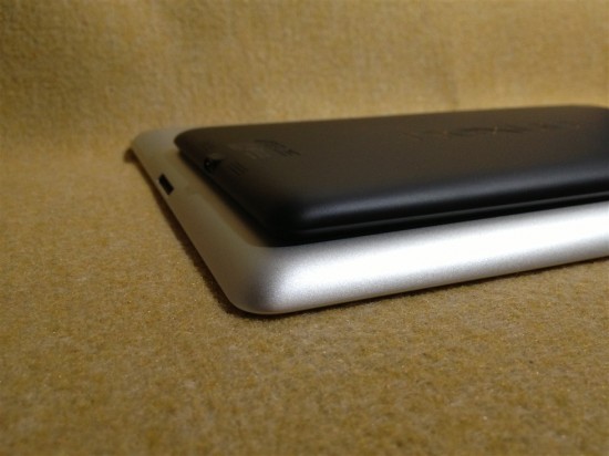 2013年版Nexus7とiPad2の厚み比較