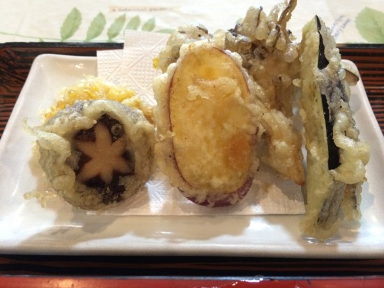 天ぷらは椎茸や舞茸、ナス、さつまいも、菊の花など