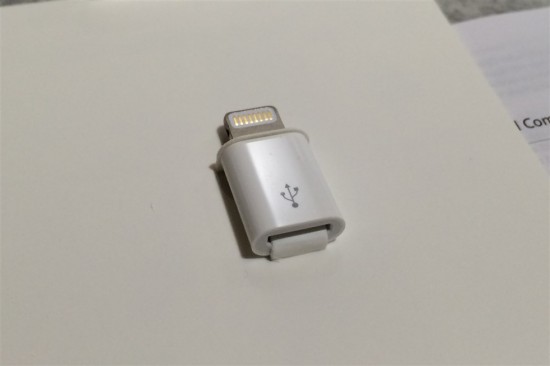 USB端子(Micro-B)をライトニング端子に変換するアダプタ『Lightning to Micro USB Adapter』