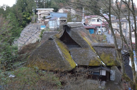 頂上の集落には茅葺屋根の家が数軒、現存していました
