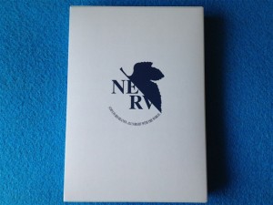 新世紀エヴァンゲリオン 13巻 プレミアム限定版、パッケージ背面のロゴ