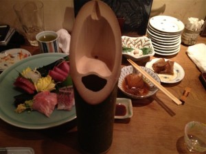 銀魚の日本酒は竹筒の徳利で提供