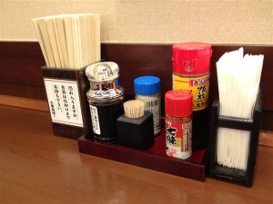 テーブルには箸の他、釜玉うどん用の醤油、天ぷら用だしソース、七味や塩などが置いてある