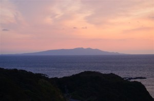 桃色の空に薄っすらと見える伊豆大島が綺麗。55-300mm f/4.5-5.6G ED VR プログラム(F5.6・1/125秒)・ISO-280