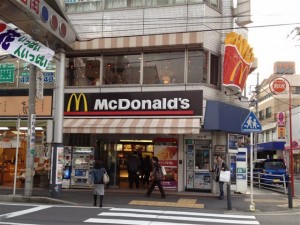 JR横浜線・中山駅前にあるマクドナルド